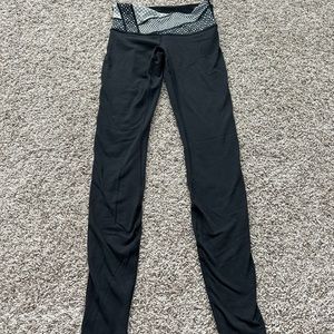 Lululemon black leggings with pattern